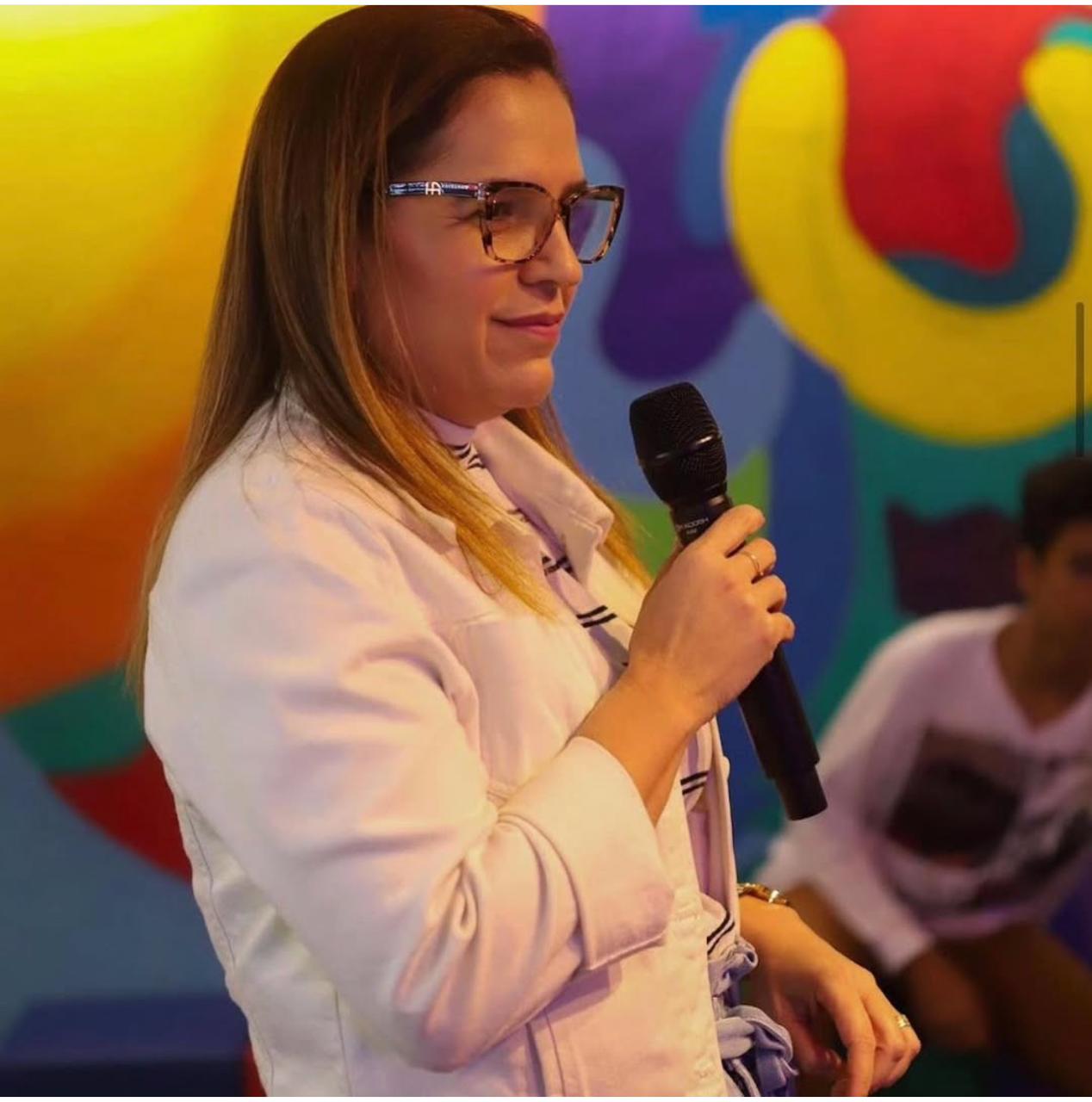 Psicóloga Aurea Matos palestrando